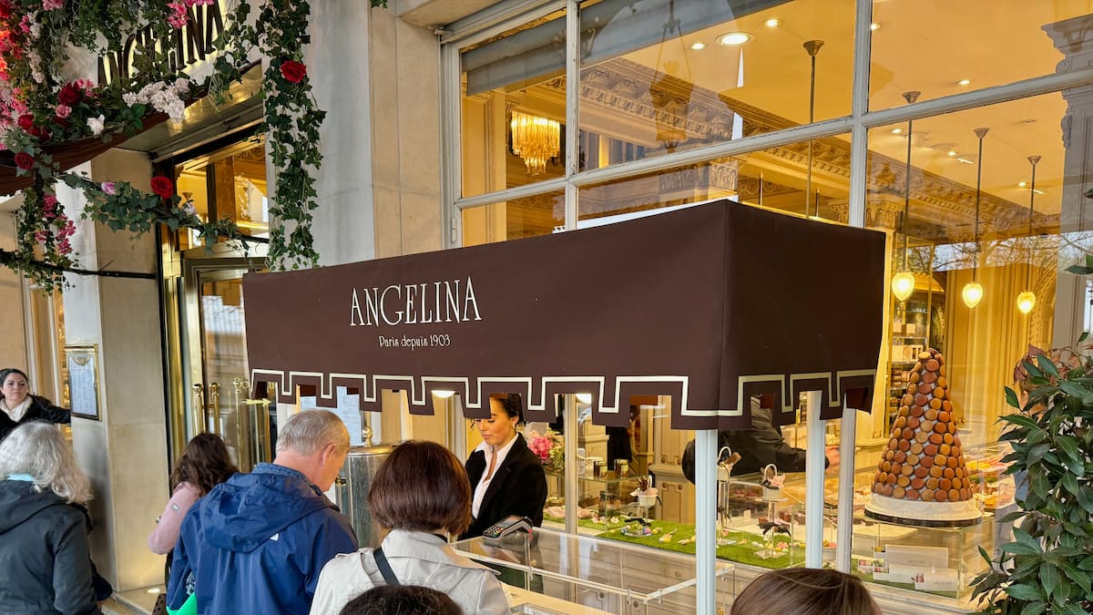 the queue at Angelina Paris also for the take-away hot chocolate from the outside stand